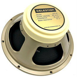 Kruhový reproduktor s krémovým magnetem a béžovým kovovým rámem. Na štítku je uveden nápis CELESTION, Model G12 M, Power capacity 65 WATTS, Impedance…
