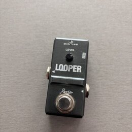 Černý kytarový efekt pedál s nápisem LOOPER a značkou Rowin. Na horní části je potenciometr označený jako LEVEL, vstup USB a nápis DC 9V s ikonou pol…