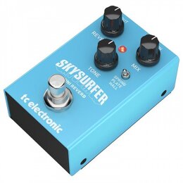Modrý efekt pedál s nápisem SKYSURFER a pod ním MINI REVERB. Na horní straně jsou tři černé otočné ovnovátka s popisky REVERB, TONE a MIX, červená ko…