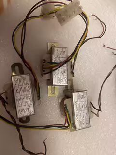 Převodov&yacute; transform&aacute;tor RCF ze 100 voltů na 8 ohmů, 