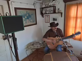 Kytara a zpěv nab&iacute;z&iacute; hudebn&iacute; produkci, styl country a folk.