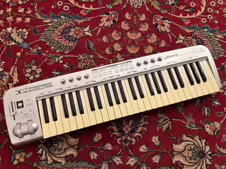 Moving out`sale/ behringer UMX49