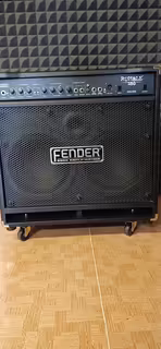 Baskytarov&eacute; combo FENDER+př&iacute;slu&scaron;enstv&iacute;.