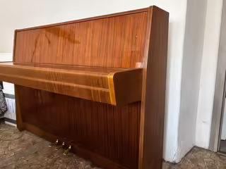 Prod&aacute;m pianino Petrof