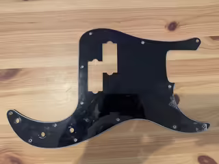 Čern&yacute; pickguard Squier PJ Bass