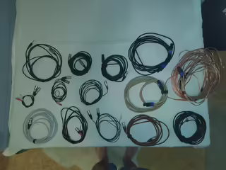 Prod&aacute;m různ&eacute; kabely
