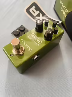 basov&yacute; preamp, ekvalizer MXR thump