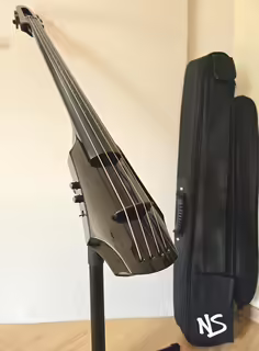 NS Design WAV4c Cello Black Gloss v z&aacute;ruce