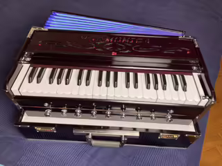 prod&aacute;m indick&eacute; harmonium