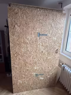 Odhlučněn&aacute; vocal booth z OSB desek
