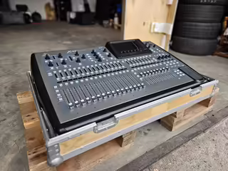 Mix&aacute;žn&iacute; pult Behringer X32.