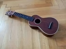 Sopranov&eacute; ukulele masivn&iacute; mahagon