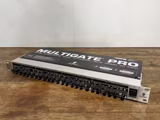 Behringer Multigate Pro XR4400 &ndash; 4kan&aacute;lov&yacute; &scaron;pičkov&yacute; Expander