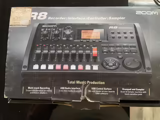 Zoom R8 V&iacute;cestop&yacute; kompaktn&iacute; studio