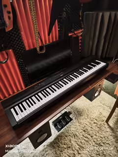 Yamaha P125 s origo př&iacute;slu&scaron;enstv&iacute;m full 3 ped. FC35 100%stav