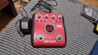 Prod&aacute;m efekt pro basovou kytaru B2 Zoom