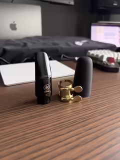 Yamaha 4C Sopr&aacute;n saxofon - nov&aacute;. Včetně ligatury a v&iacute;čka.