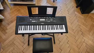 Kl&aacute;vesy Yamaha EZ-220 (stojan, sed&aacute;k, bra&scaron;na)