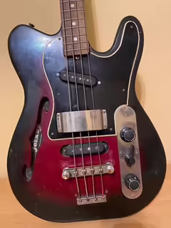 Koup&iacute;m pickguard na Iris Bass