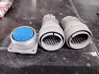 Konektory multipin Amphenol a jine pro vicepar kabely paraky