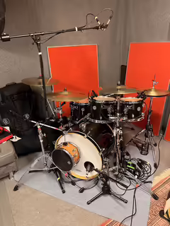 Hled&aacute;m prostor na zku&scaron;ebnu/studio v Brně