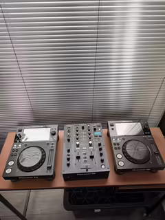 Prod&aacute;m Pioneer XDJ-700 a DJM 450