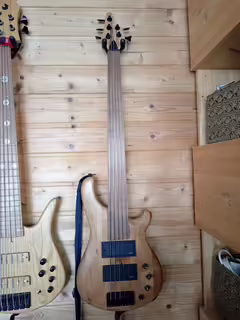 Prod&aacute;m bezpražcovou baskytaru