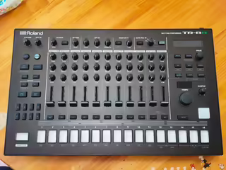 Roland TR8-s