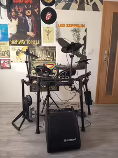 Prod&aacute;m elektrick&eacute; bic&iacute; značky Alesis s kombem Carlsbro