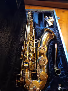 Prod&aacute;m tenor saxofon