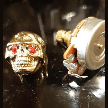  Knoby k potenciometrům Skull Head /gold