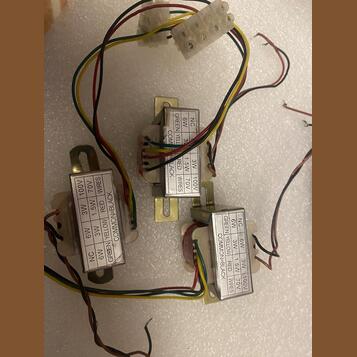 Převodový transformátor RCF ze 100 voltů na 8 ohmů, 