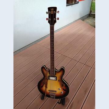 Kúpim pololubovú (semi-hollow) basgitaru