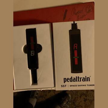 Kytarová ladička do pedalboardu i jinam.