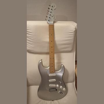 Fender H. E. R. Stratocaster Chrome Glow