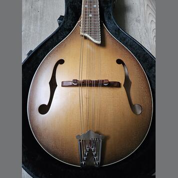  Zánovní česká celomasivní mandolína ULMA Jimmy 3 s kufrem