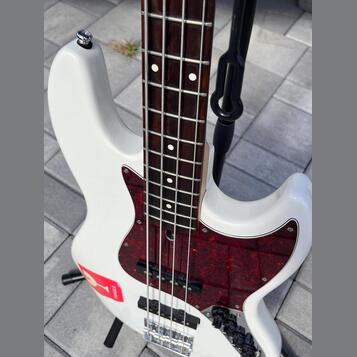 Sire Marcus Miller V3-4 Antique White baskytara + pickguard