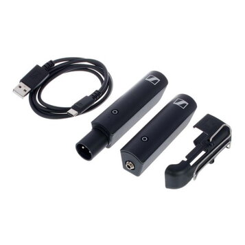 Sada černého elektronického příslušenství složená ze dvou válcovitých modulů, USB kabelu a kovového klipu s plastovým držákem. Na obou modulech je vi…