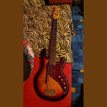 Baskytara LINE 6 variax bass 705