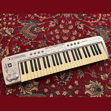 Moving out`sale/ behringer UMX49