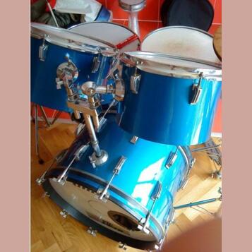 Sháním floor tom Amati 16" k této soupravě 