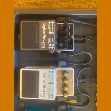 BOSS Tera Echo + BOSS pedalboardy