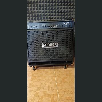 Baskytarové combo FENDER+příslušenství.