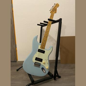 Fender Noventa Stratocaster MN – Daphne Blue