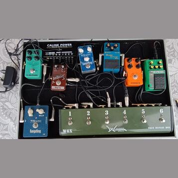 Prodám jednotlivé efekty a pedalboard  60x40 