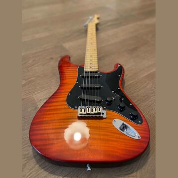 Stratocaster "custom shop" (NITRO, EMG, Flame Top) Fender