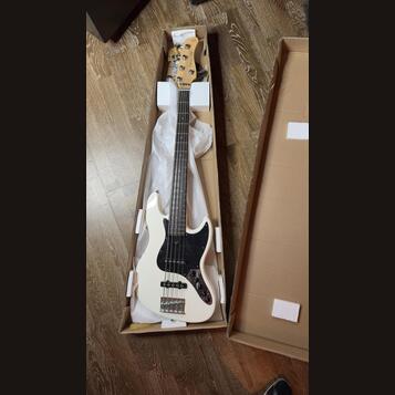 Marcus Miller V3 - 5strunná basa