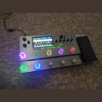 Mooer GE-300 s Kufrem a příslušenstvím