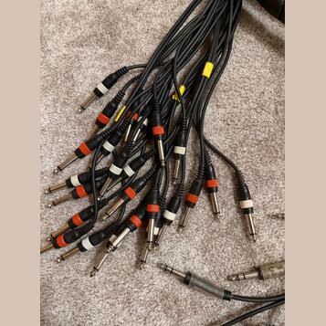 Kabely 1x Jack 6,3 stereo - 2x Jack 6,3 - mono Adam Hall