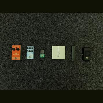 Pozůstatky z pedalboardu